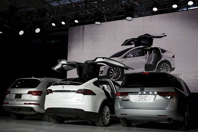 Электрический кроссовер Tesla Model X был представлен официально