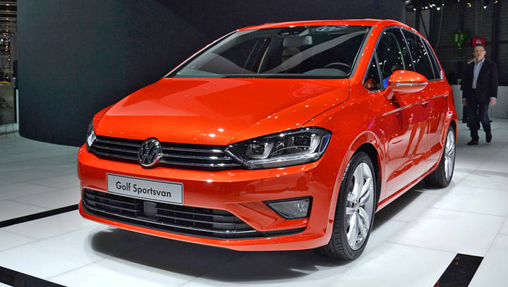 красный Volkswagen Golf Sportsvan