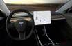 Владельца Tesla на полтора года лишили прав за брошенный руль