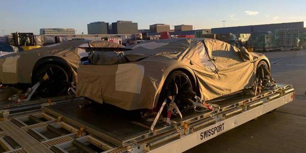 Bugatti Chiron так просто не спрятать: прототип новинки был замечен в Лос-Анджелесе