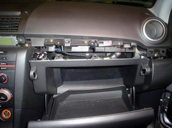 Технология замены салонного фильтра автомобиля Мазда 3
