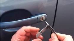 Как отпереть дверь автомобиля без ключей