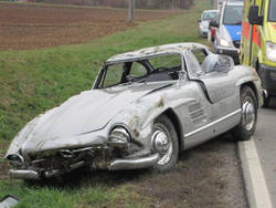 Сотрудники автосервиса разбили раритетный Mercedes