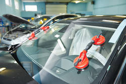 Как производится ремонт сколов и трещин на лобовом стекле автомобиля