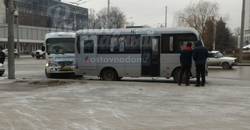 В Ростове две маршрутки‍ столкнулись на остановке на Сельмаше
