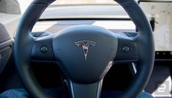 Tesla добавляет функцию Autopilot в Model 3 на руль