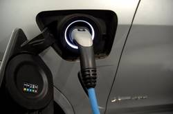 BMW в партнерстве с компаниями разработает твердотельные батареи EV