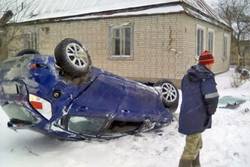 Из-за гололеда иномарка перевернулась и влетела в дом на трассе «Нарва»