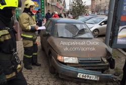 Женщина на «десятке» в Омске вылетела на тротуар на «Голубом огоньке»