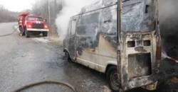 16 спасателей тушили горевший микроавтобус на Громовой в Тольятти