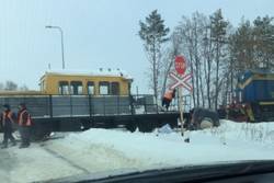 Под Уфой маневровый локомотив протаранил внедорожник