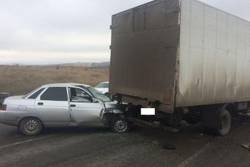 Водитель Audi A8 пострадал в тройном ДТП с грузовиком на Ставрополье