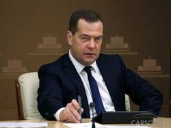 Медведев подписал две новые поправки к ПДД