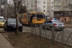 Ставрополь: женщину-водителя придавил троллейбус к автомобилю Ставрополь: женщину-водителя придавил троллейбус к автомобилю