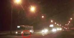 В Красноярске автобус едва не переехал сбитого пенсионера